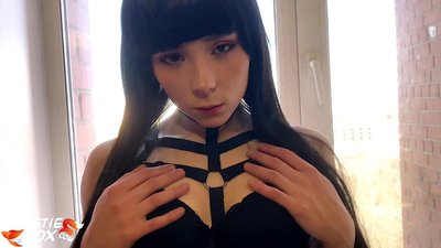 Hot Brunette yana tsotsa sosai kuma mai hankali don Kuɗi